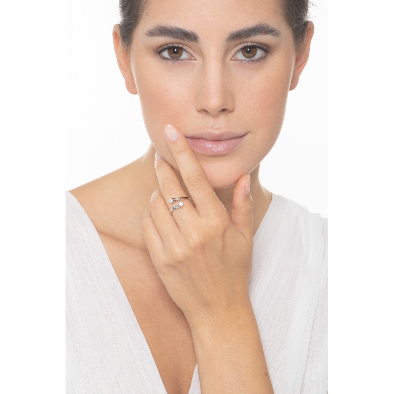 Anillo bilogy en oro blanco de 18k con diamantes Anillo bilogy en oro blanco de 18k con diamantes