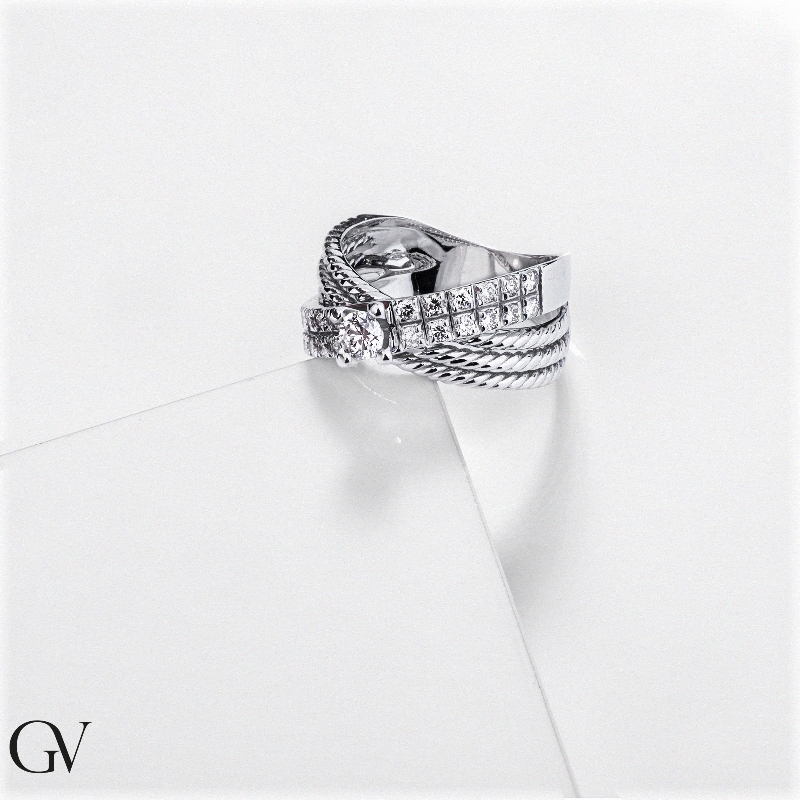 Anillo banda cruzada Oro Blanco 18k con diamante central 0,25 ct