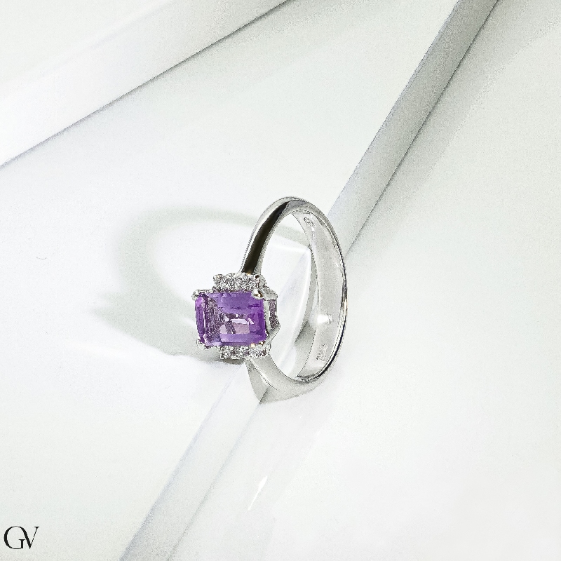 Anillo en oro blanco 18 quilates con amatista y diamantes  Anillo en oro blanco 18 quilates con amatista y diamantes