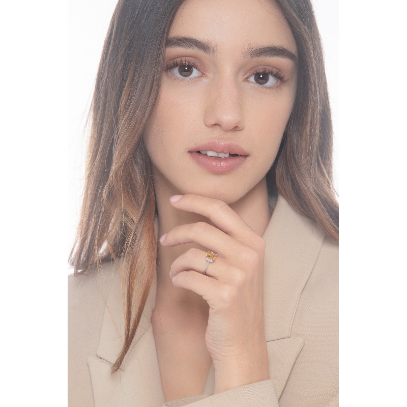 Anillo Oro Blanco 18k con citrino y tres diamantes