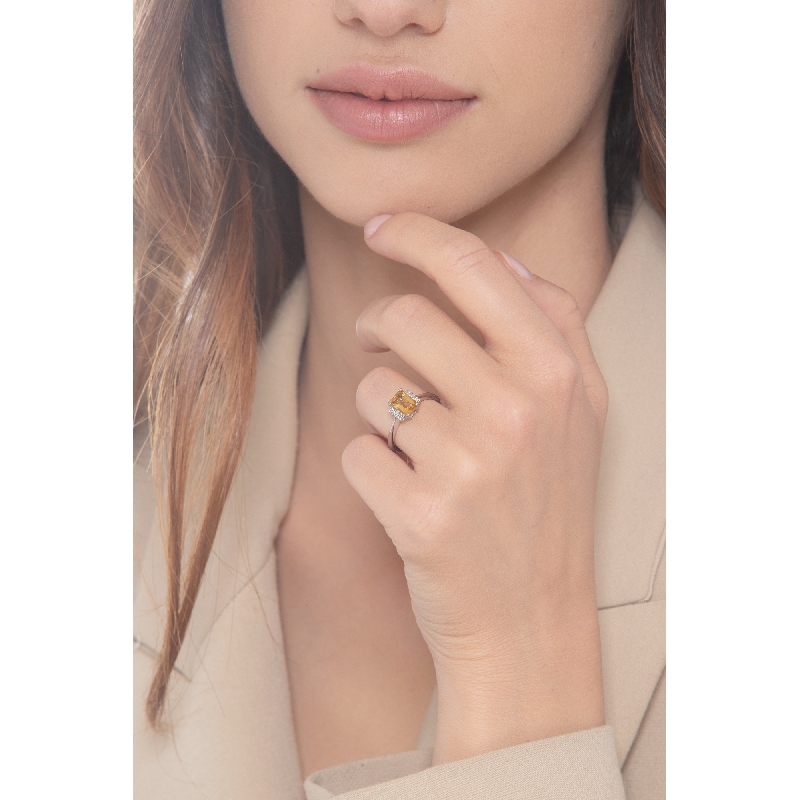 Anillo Oro Blanco 18k con citrino y tres diamantes