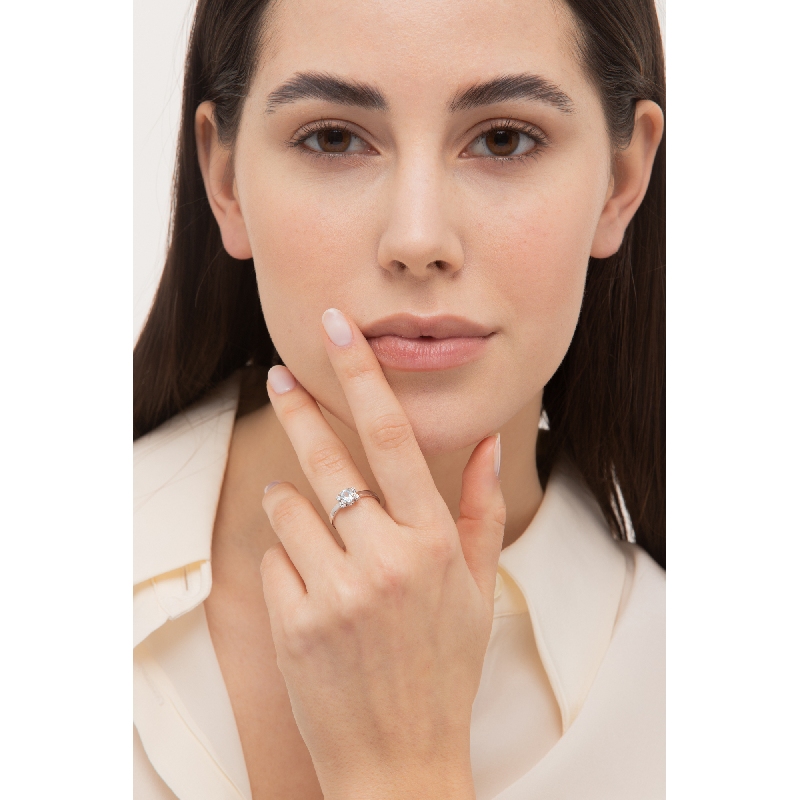 Anillo Oro Blanco 18k con aguamarina 5x4 mm y diamantes