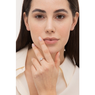 Anillo Oro Blanco 18k con aguamarina 5x4 mm y diamantes