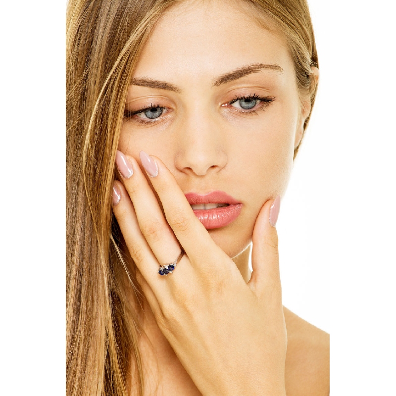 Anillo 3 piedras en Oro Blanco 18k con zafiros azules y diamantes