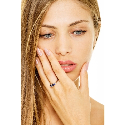 Anillo 3 piedras en Oro Blanco 18k con zafiros azules y diamantes