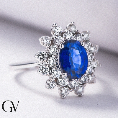 Anillo de doble halo en oro blanco de 18 quilates con zafiro azul