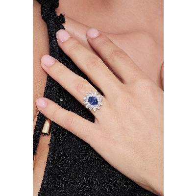 Anillo de doble halo en oro blanco de 18 quilates con zafiro azul