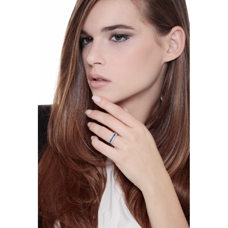 Anillo banda central con diamantes y zafiros en Oro 18k