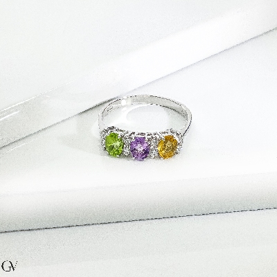 Anillo en oro blanco de 18 quilates con citrino, amatista, peridoto y diamantes