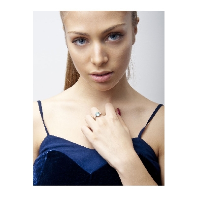 Anillo en Oro Blanco 18k con Acuamarina central y diamantes