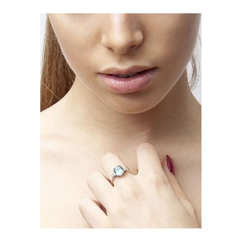 Anillo en Oro Blanco 18k con Acuamarina central y diamantes