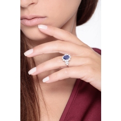 Anillo de mujer en oro blanco de 18k con zafiro azul 2