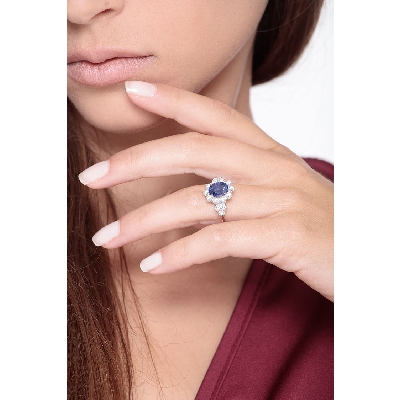 Anillo de mujer en oro blanco de 18k con zafiro azul