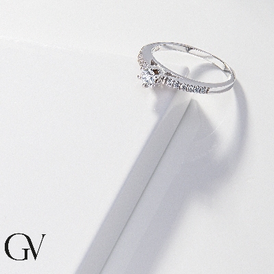 Anillo moderno solitario en Oro Blanco 18k con diamantes en la banda