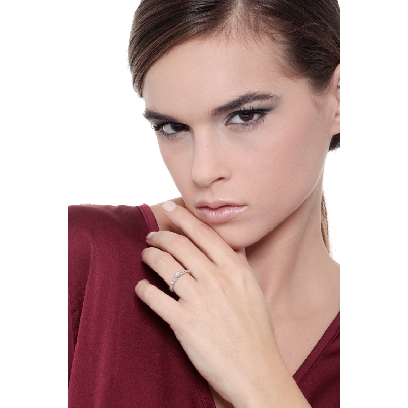 Anillo tipo alianza en oro blanco con diamantes 750