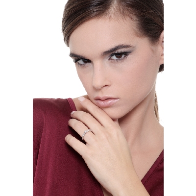 Anillo tipo alianza en oro blanco con diamantes 750