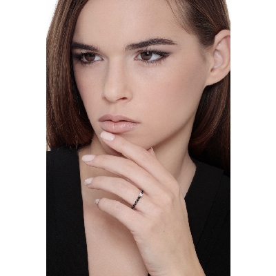 Anillo en Oro Blanco 18k con diamante central y diamantes negros laterales