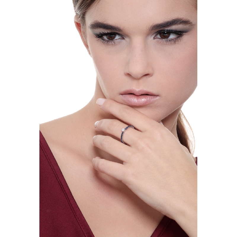 Anillo tipo alianza en oro blanco con diamante y zafiros