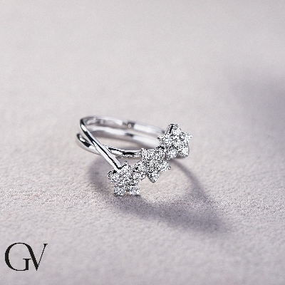 Anillo para mujer en oro blanco 18k con tres flores con diamantes