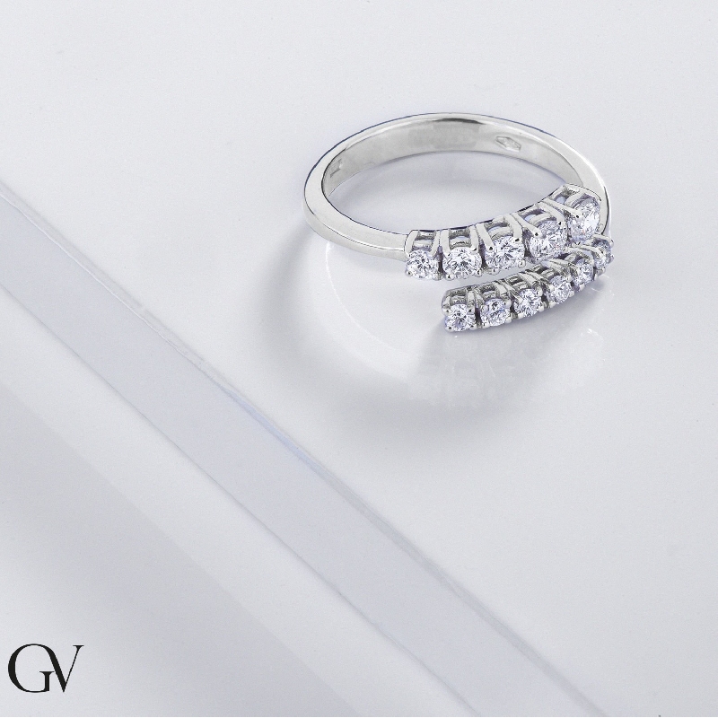 Anillo contrarié en oro blanco con 11  diamantes