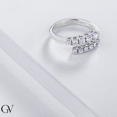 Anillo contrarié en oro blanco con 11  diamantes