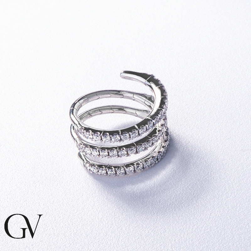 Anillo en espiral en oro blanco y amarillo de 18k con diamantes