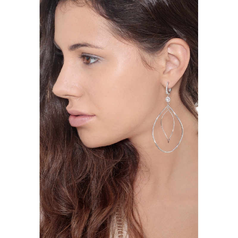 Pendientes colgantes ovalados en oro blanco 18k con diamantes