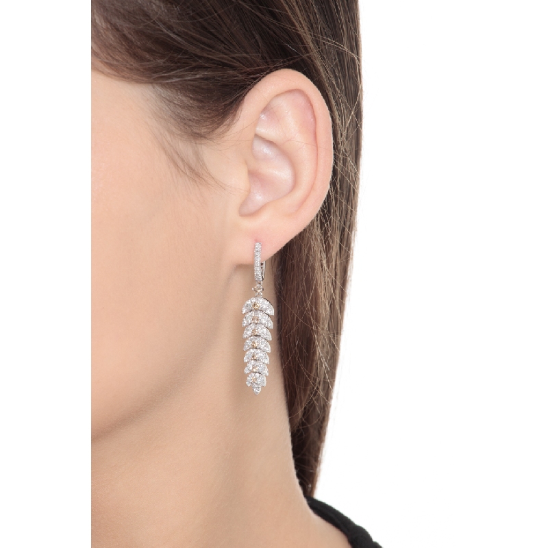 Pendientes colgantes pluma en oro blanco 18k con diamantes