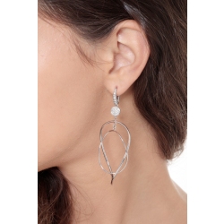 Pendientes ovalados colgantes en oro blanco 18k con diamantes 2
