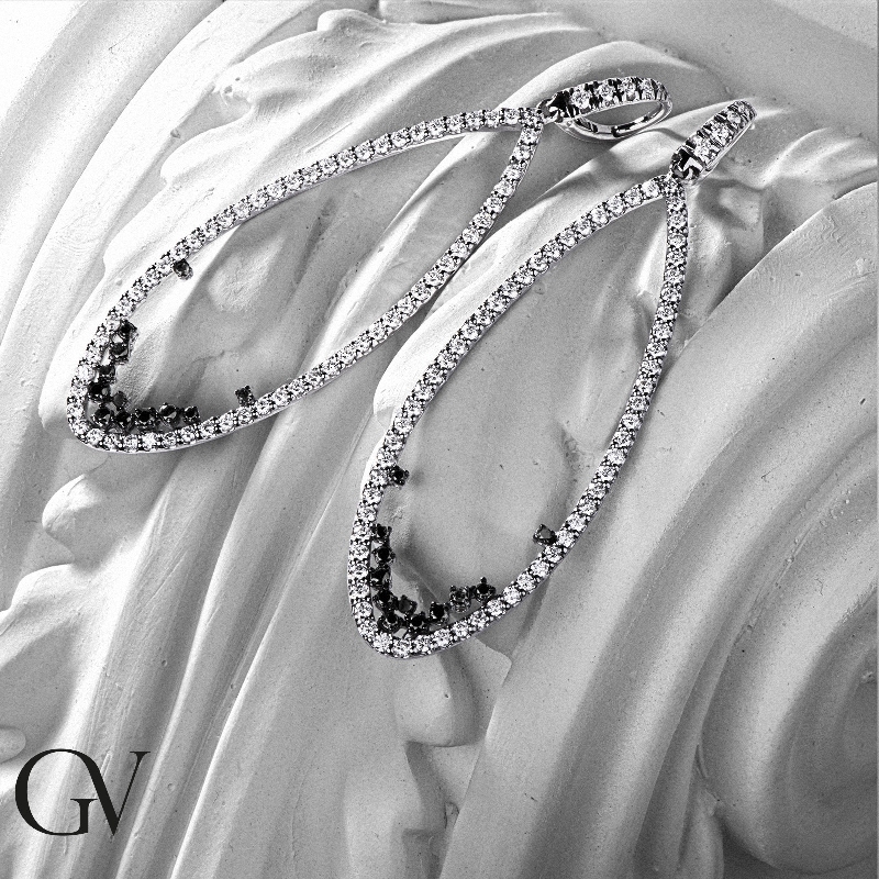 Pendientes ovalados en oro blanco con diamantes blancos y negros, 68 mm Pendientes ovalados en oro blanco con diamantes blancos y negros, 68 mm