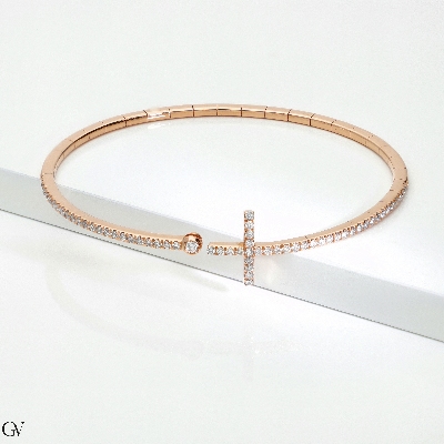 Pulsera flexible de oro rosa de 18 quilates con cruz de diamantes