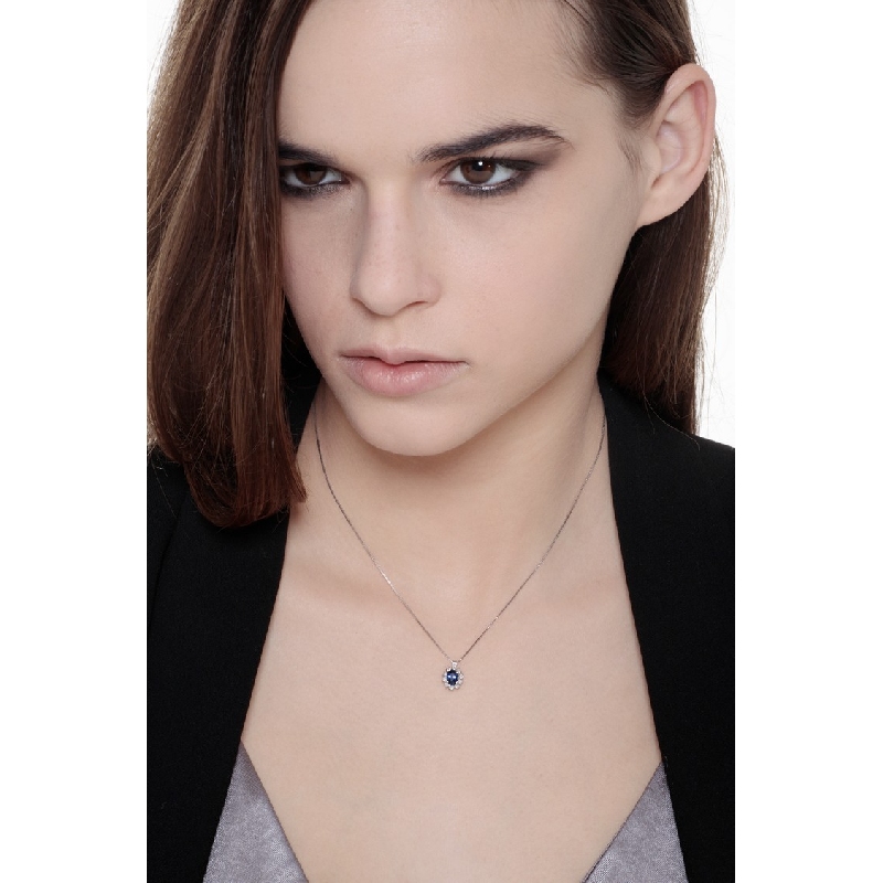 Collar halo oro blanco de 18K con un zafiro azul y diamantes  Collar halo oro blanco de 18K con un zafiro azul y diamantes