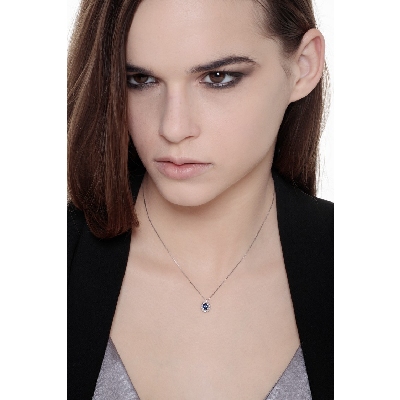 Collar halo oro blanco de 18K con un zafiro azul y diamantes 