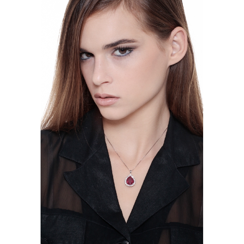 Collar elegante en oro blanco 18k con rubí y diamantes Collar elegante en oro blanco 18k con rubí y diamantes