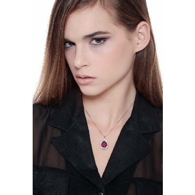 Collar elegante en oro blanco 18k con rubí y diamantes