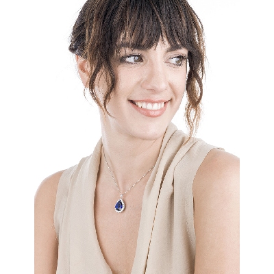 Collar oro blanco 18K con zafiro azul talla gota rodeado diamantes