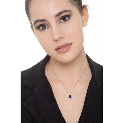 Collar en oro blanco 18k con zafiro azul talla esmeralda y diamantes