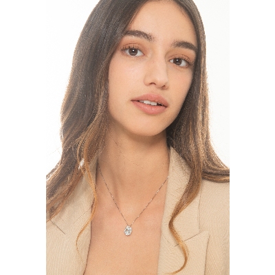 Collar en oro blanco 18k con aquamarina ovalada y diamantes