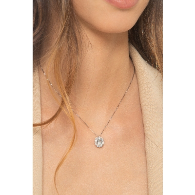 Collar en oro blanco 18k con aquamarina ovalada y diamantes