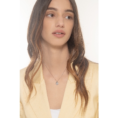 Collar en oro blanco 18k con aguamarina ovalada y diamantes