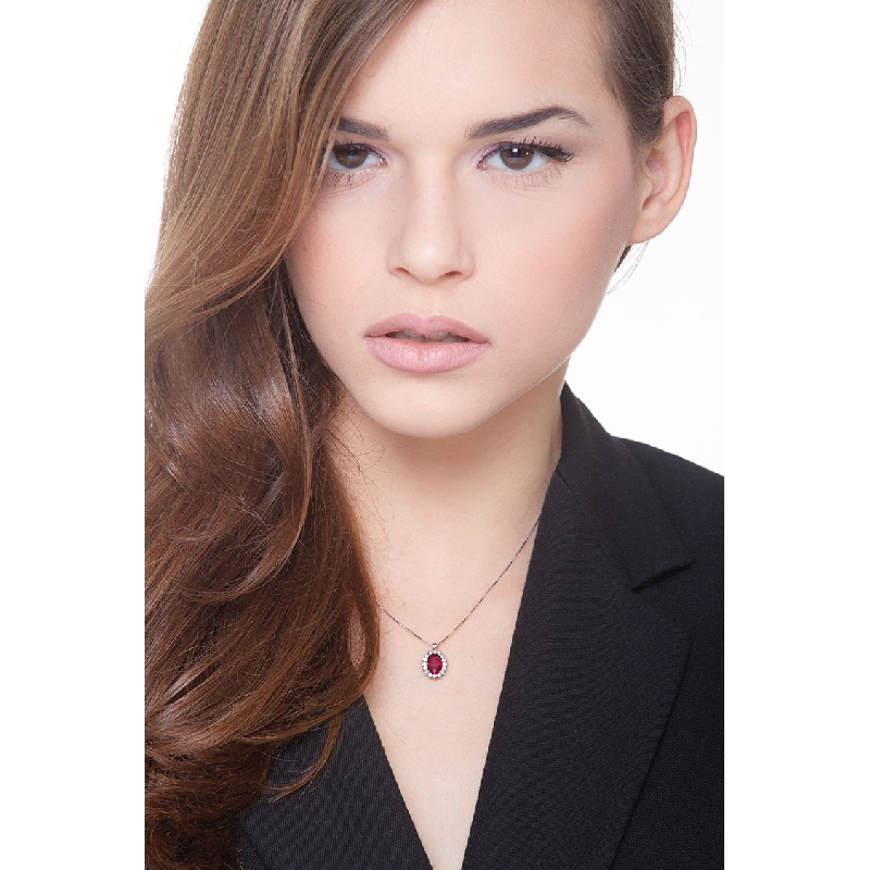 Collar con rubi ovalado y diamantes en oro blanco 18k Collar con rubi ovalado y diamantes en oro blanco 18k
