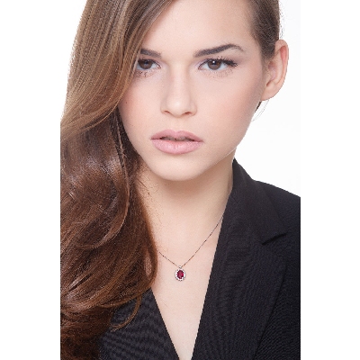 Collar con rubi ovalado y diamantes en oro blanco 18k