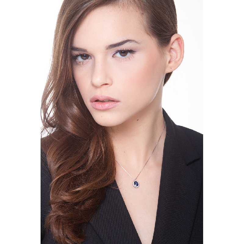 Collar en oro blanco de 18 quilates con zafiro azul y diamantes Collar en oro blanco de 18 quilates con zafiro azul y diamantes