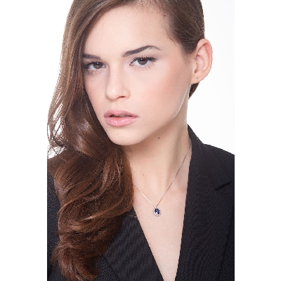 Collar en oro blanco de 18 quilates con zafiro azul y diamantes