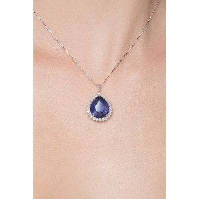 Collar de oro blanco 18k con zafiro azul y halo diamantes