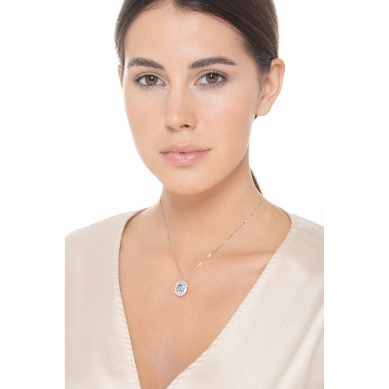 Collar halo en oro blanco 18k con colgante de aguamarina ovalada rodeada de diamantes Collar halo en oro blanco 18k con colgante de aguamarina ovalada rodeada de diamantes