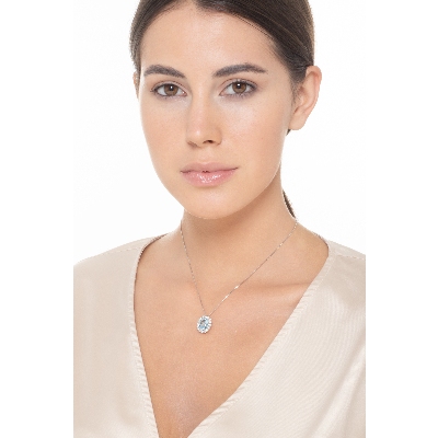 Collar halo en oro blanco 18k con colgante de aguamarina ovalada rodeada de diamantes