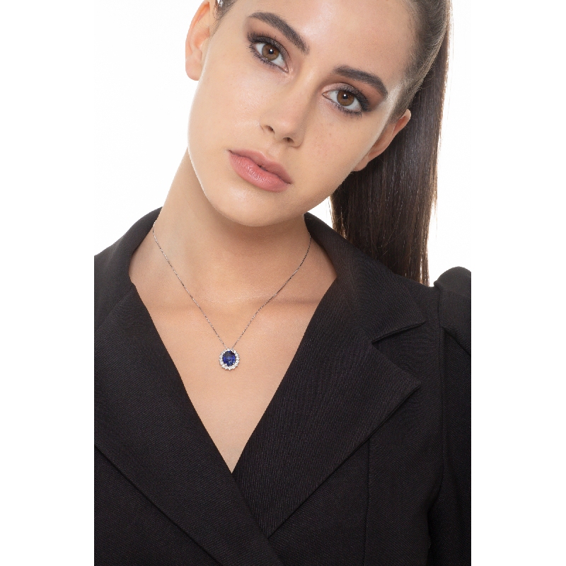 Collar en oro blanco 18k con zafiro azul y halo diamantes Collar en oro blanco 18k con zafiro azul y halo diamantes