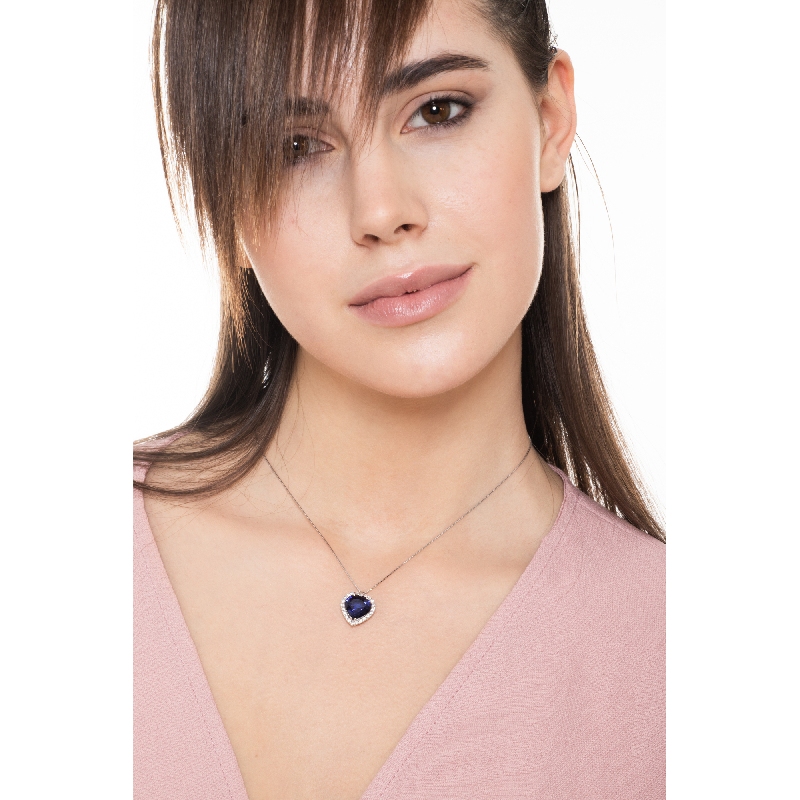 Collar en oro blanco 18k con corazón en diamantes y zafiro azul Collar en oro blanco 18k con corazón en diamantes y zafiro azul
