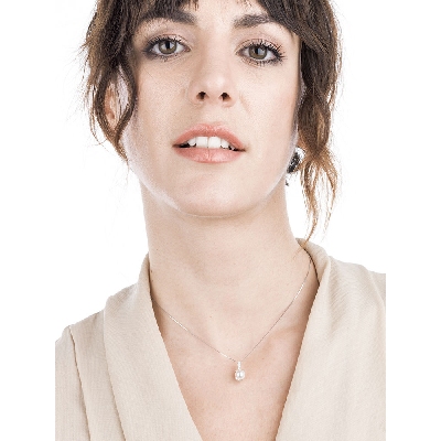 Collar en oro blanco 18k con diamantes brillantes y perla natural 7 mm